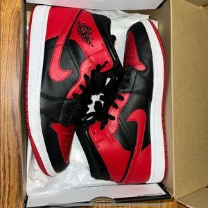 Jordan 1 mid “Banned”